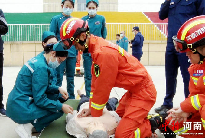 包含欧联今晨再迎强敌；上海申花单刀错失；主帅态度——更衣室稳定；医务组通报恢复的词条